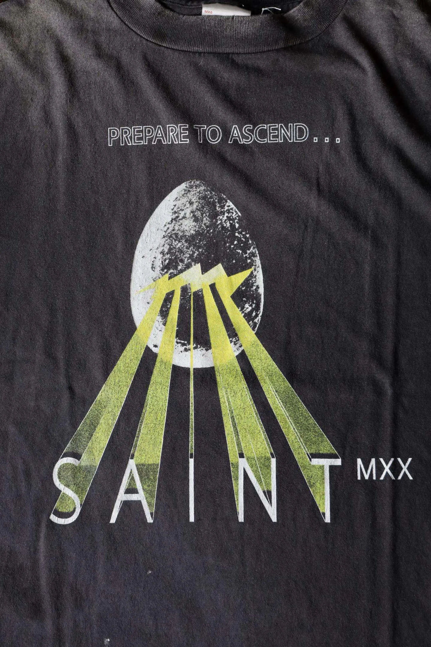 SAINT Mxxxxxx EGG SS TEE/BLK Broken egg shell/SAINT LOGO projection distressed retro short-sleeves Washed black S-XL Correct version Customized co-branded main mark/washed mark/cherub mark Tubular fabric Garment dyeing Rewashing water fading Destroying graffiti Simulating natural distressed effect Top-notch printing technology Washing treatment